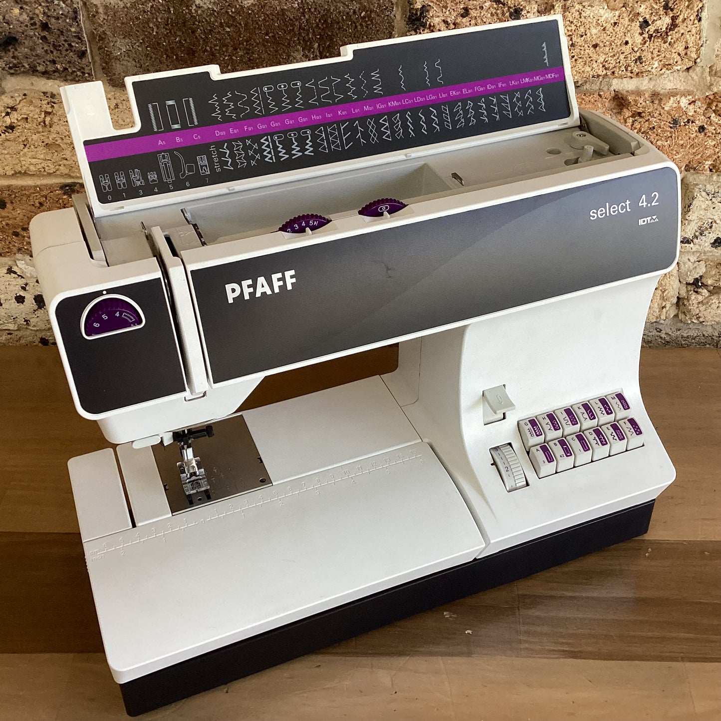 Second Hand Pfaff Select 4.2 Sewing Machine