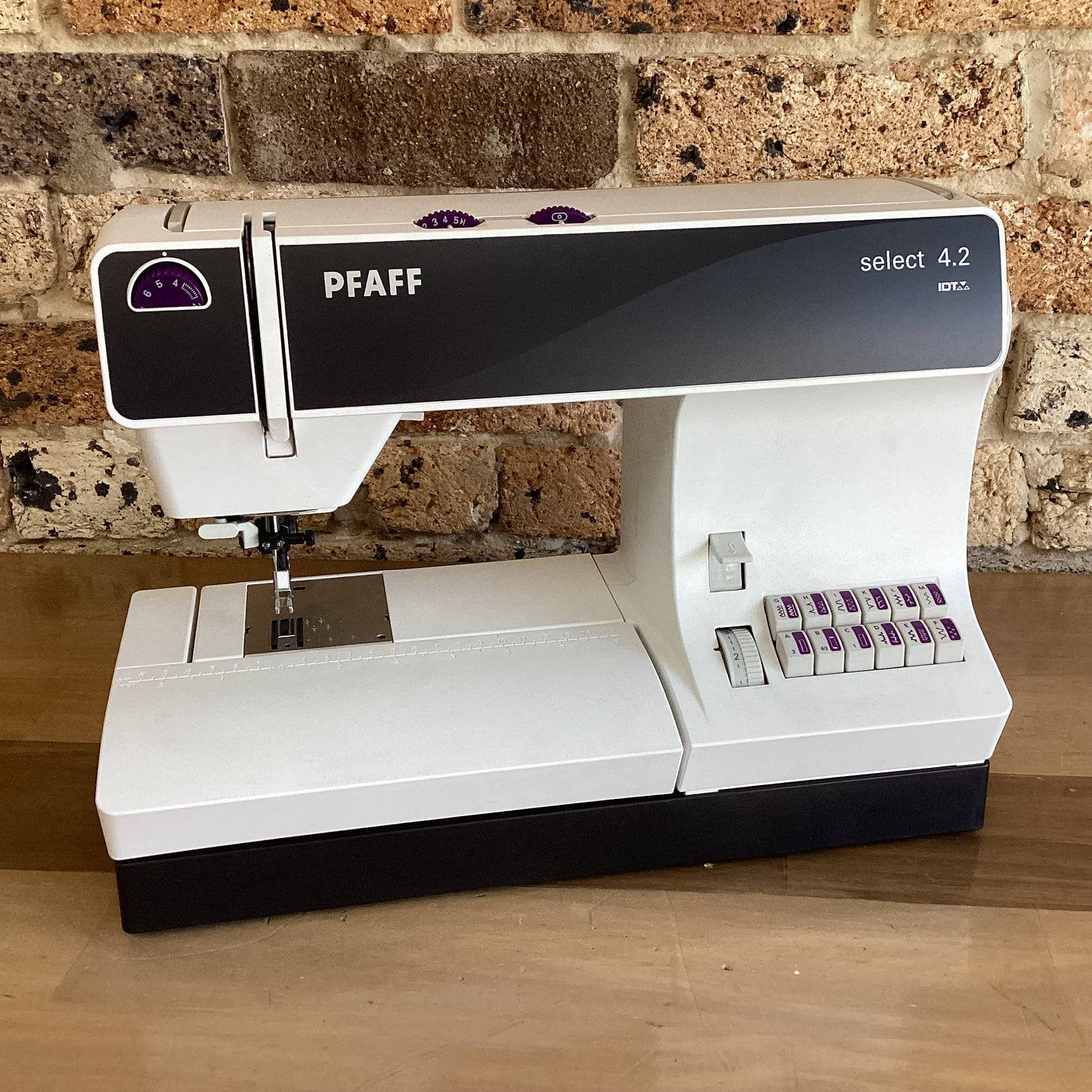 Second Hand Pfaff Select 4.2 Sewing Machine